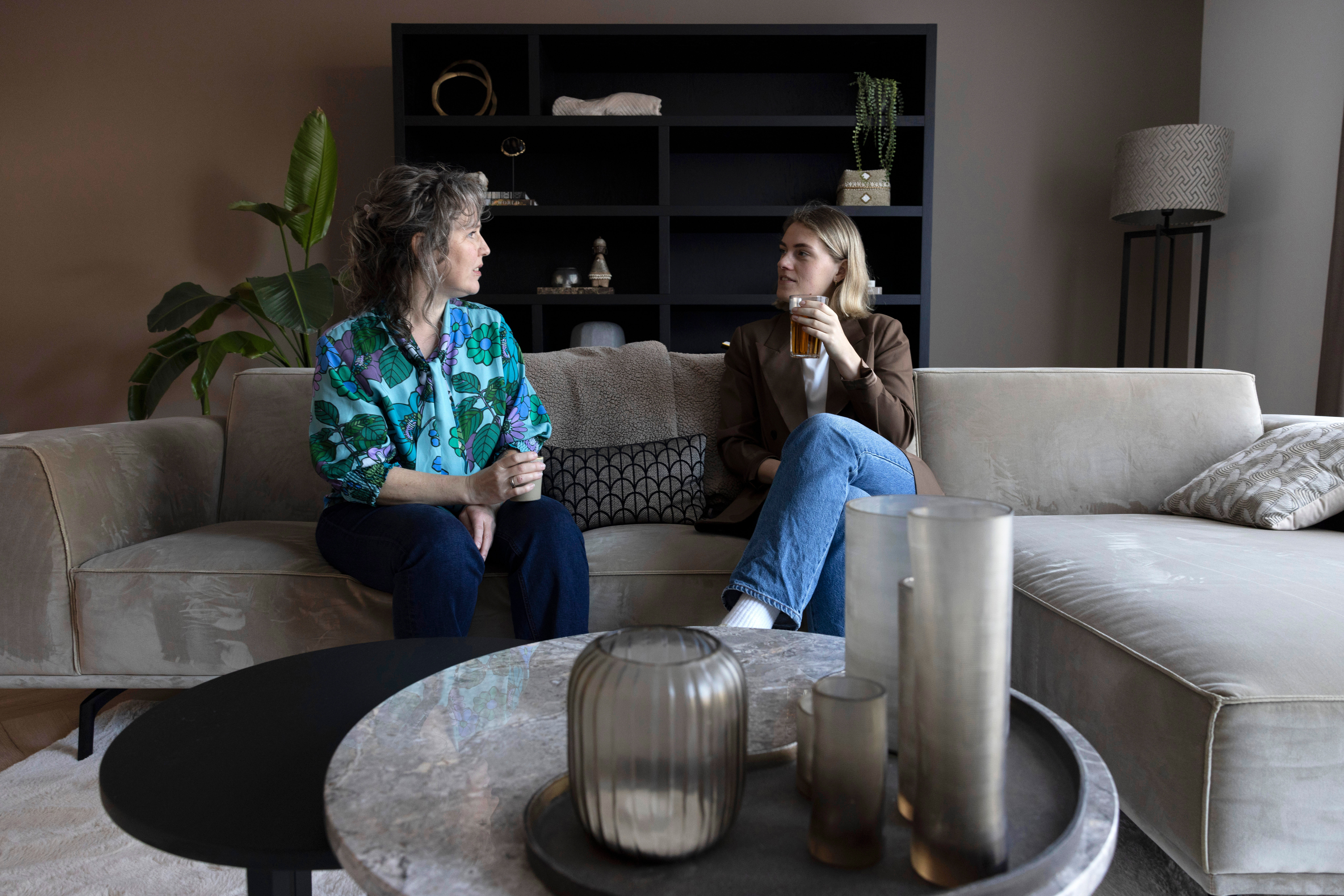 GG Net Preventie Twee vrouwen gesprek op de bank 063 HR